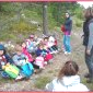 Un autre groupe, parti plus tôt, fait une pause à l'ancienne aire de pique-nique.