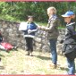 Pause près de l'ancien Cimetière. Les grands commencent à raconter l'histoire qu'ils ont écrite.